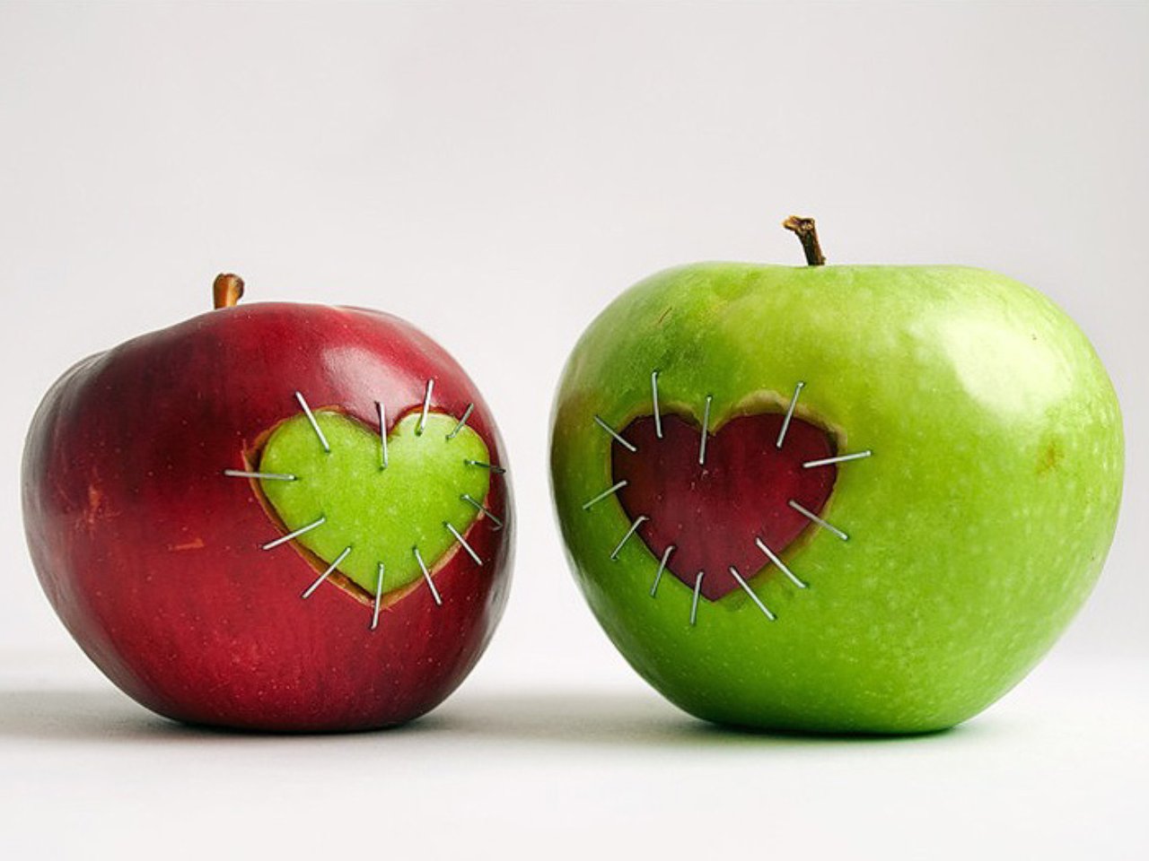 Половинка есть у яблока. Яблоко. Две половины яблока. Две половинки яблока. Половина яблока.