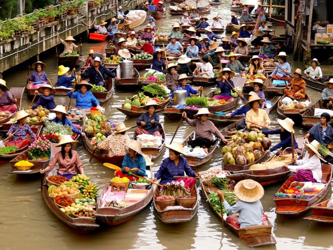 Вода в бангкоке. Плавучий рынок Дамноен Садуак. Тайланд Бангкок плавучий рынок. Плавучий рынок в Паттайе. Плавучий рынок рынок на воде Бангкок.