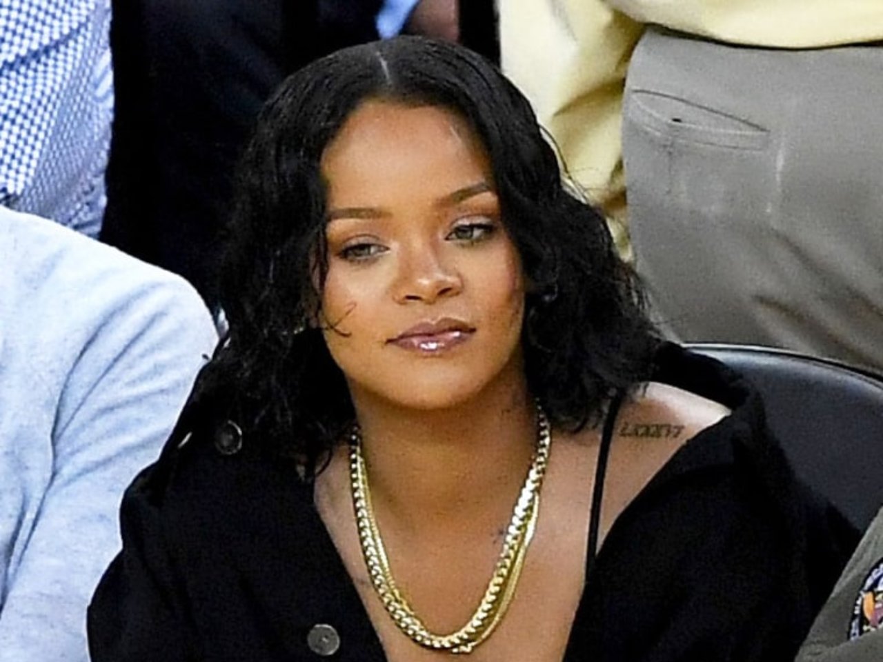 Breaking rihanna. Тренды от Рианны. Rihanna 2023 фото. Rihanna for Five seconds.