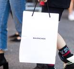 Balenciaga троллит мир сумкой в виде бумажного пакета
