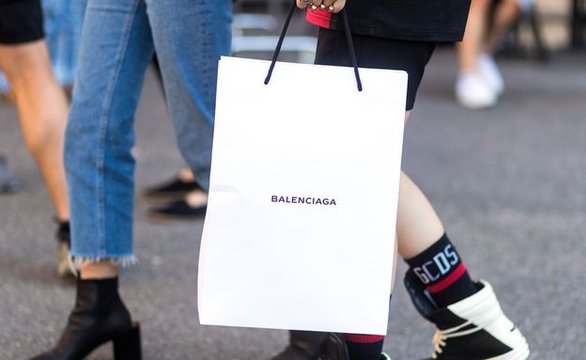 Balenciaga троллит мир сумкой в виде бумажного пакета