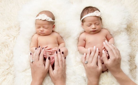 Родные сестры родили детей с разницей в минуту