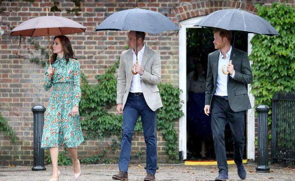 Герцогиня Кейт, принц Уильям и принц Гарри почтили память принцессы Дианы