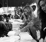 Бейонсе c дочкой помогают жертвам урагана «Харви» 