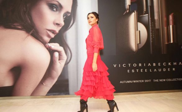 Виктория Бекхем презентовала новую косметическую линейку бренда Estee Lauder в Дублине