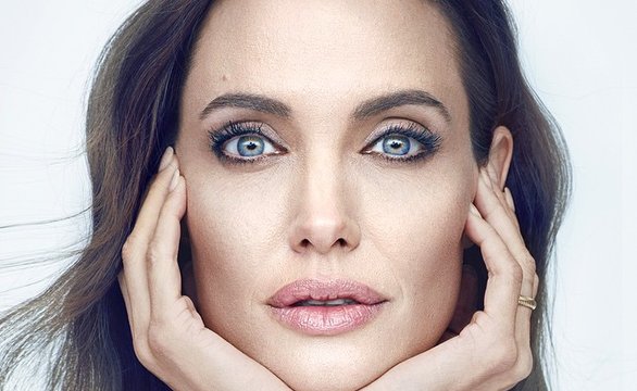 Анджелина Джоли приняла участие в фотосессии с живыми гепардами