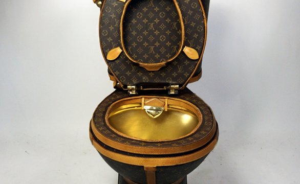 Выставлен на продажу унитаз из золота и сумок Loius Vuitton 