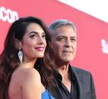 Джордж и Амаль Клуни раздавали наушники пассажирам самолета