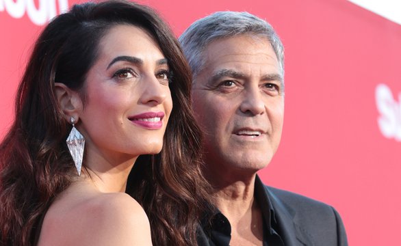 Джордж и Амаль Клуни раздавали наушники пассажирам самолета