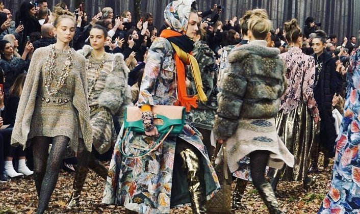 Золотая Пора: Новый Показ Модного Дома Chanel Прошел В Осеннем Лесу