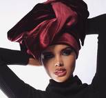 Журнал Vogue впервые представил модель в хиджабе на обложке нового выпуска